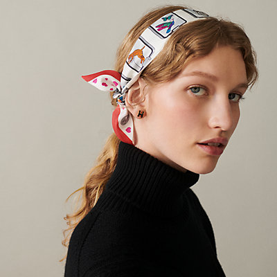 Twilly 《エルメス・ストーリー》 | Hermès - エルメス-公式サイト Twilly 《エルメス・ストーリー》 | Hermès - エルメス-公式サイト